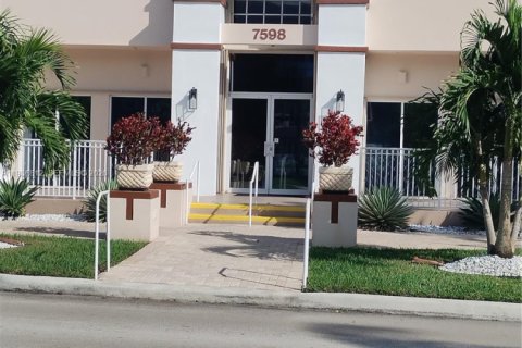 Condo in Tamarac, Florida, 2 bedrooms № 1995660 - photo 2