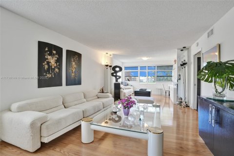 Condo in Tamarac, Florida, 2 bedrooms  № 1760799 - photo 7