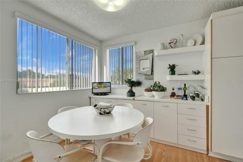Condo in Tamarac, Florida, 2 bedrooms  № 1760799 - photo 27