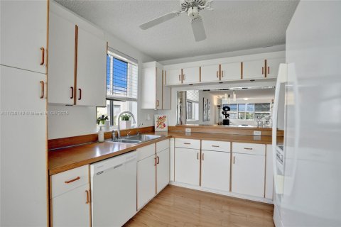 Condo in Tamarac, Florida, 2 bedrooms  № 1760799 - photo 22