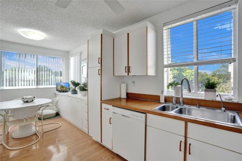 Condo in Tamarac, Florida, 2 bedrooms  № 1760799 - photo 25