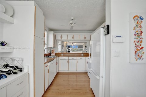 Condo in Tamarac, Florida, 2 bedrooms  № 1760799 - photo 24