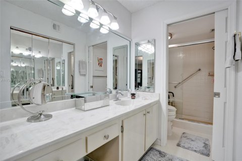 Condo in Tamarac, Florida, 2 bedrooms  № 1760799 - photo 17