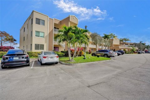 Condo in Tamarac, Florida, 2 bedrooms  № 1760799 - photo 30