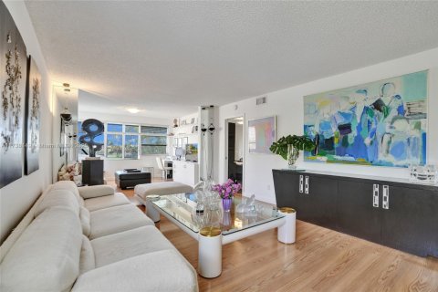 Condo in Tamarac, Florida, 2 bedrooms  № 1760799 - photo 1
