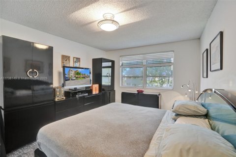 Condo in Tamarac, Florida, 2 bedrooms  № 1760799 - photo 13