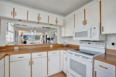 Condo in Tamarac, Florida, 2 bedrooms  № 1760799 - photo 23