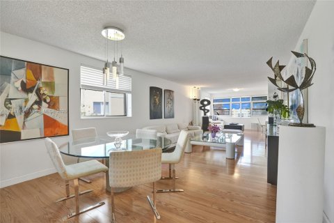 Condo in Tamarac, Florida, 2 bedrooms  № 1760799 - photo 2