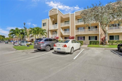 Condo in Tamarac, Florida, 2 bedrooms  № 1760799 - photo 29