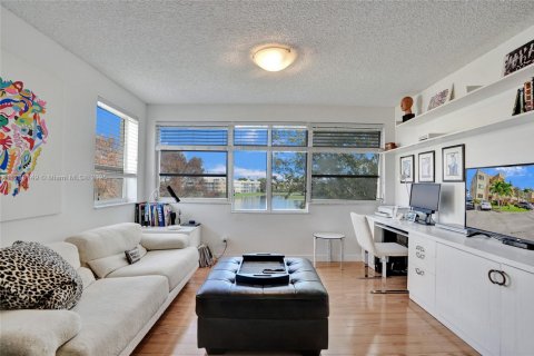 Condo in Tamarac, Florida, 2 bedrooms  № 1760799 - photo 9