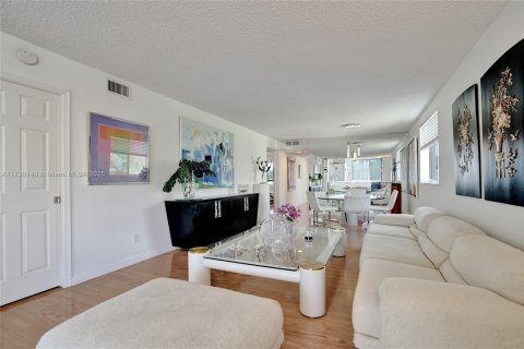 Condo in Tamarac, Florida, 2 bedrooms  № 1760799 - photo 6