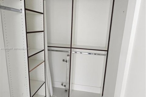 Condominio en alquiler en Miami, Florida, 3 dormitorios, 135.54 m2 № 2036551 - foto 30