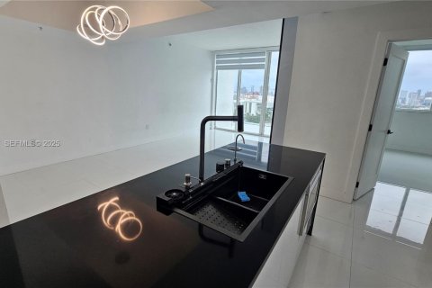 Condominio en alquiler en Miami, Florida, 3 dormitorios, 135.54 m2 № 2036551 - foto 5
