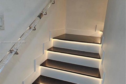 Condominio en alquiler en Miami, Florida, 3 dormitorios, 135.54 m2 № 2036551 - foto 15