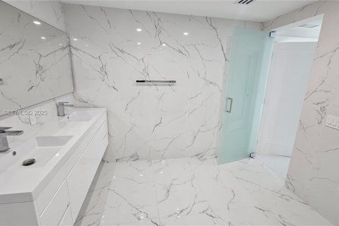 Condominio en alquiler en Miami, Florida, 3 dormitorios, 135.54 m2 № 2036551 - foto 24