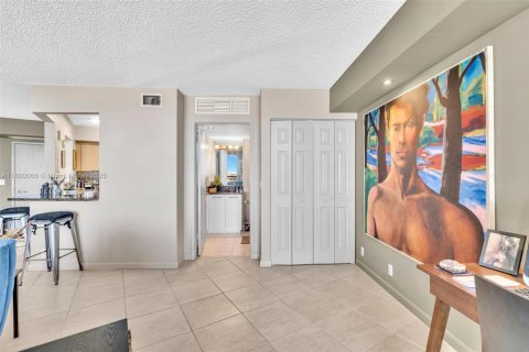 Condo in Aventura, Florida, 1 bedroom  № 1684279 - photo 12