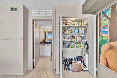 Condo in Aventura, Florida, 1 bedroom  № 1684279 - photo 13