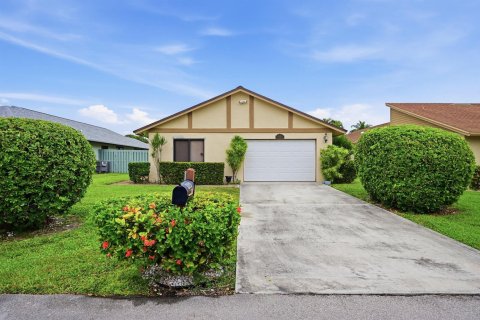 House in Delray Beach, Florida 2 bedrooms, 128.95 sq.m. № 2182980