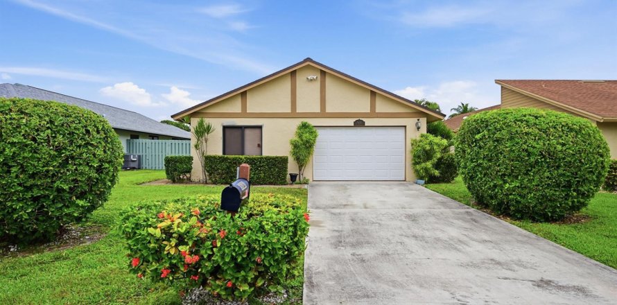 House in Delray Beach, Florida 2 bedrooms, 128.95 sq.m. № 2182980
