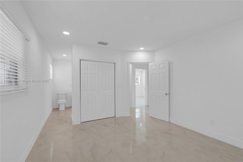 House in Miami Gardens, Florida 4 bedrooms, 152.64 sq.m. № 1933389 - photo 15