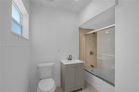 House in Miami Gardens, Florida 4 bedrooms, 152.64 sq.m. № 1933389 - photo 18