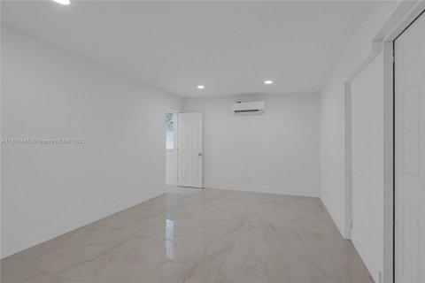 House in Miami Gardens, Florida 4 bedrooms, 152.64 sq.m. № 1933389 - photo 17