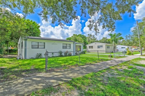 House in Miami Gardens, Florida 4 bedrooms, 152.64 sq.m. № 1933389 - photo 2