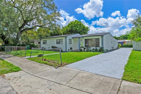 House in Miami Gardens, Florida 4 bedrooms, 152.64 sq.m. № 1933389 - photo 3