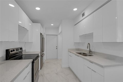 House in Miami Gardens, Florida 4 bedrooms, 152.64 sq.m. № 1933389 - photo 8