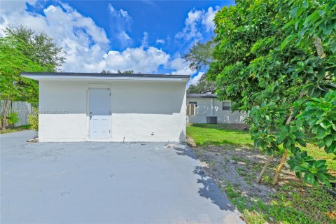 House in Miami Gardens, Florida 4 bedrooms, 152.64 sq.m. № 1933389 - photo 21
