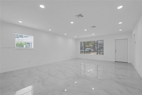 House in Miami Gardens, Florida 4 bedrooms, 152.64 sq.m. № 1933389 - photo 7