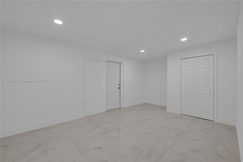 House in Miami Gardens, Florida 4 bedrooms, 152.64 sq.m. № 1933389 - photo 16