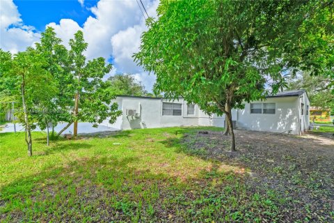 House in Miami Gardens, Florida 4 bedrooms, 152.64 sq.m. № 1933389 - photo 22