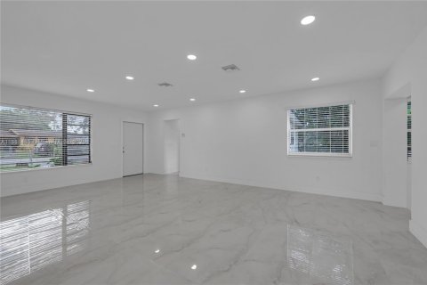 House in Miami Gardens, Florida 4 bedrooms, 152.64 sq.m. № 1933389 - photo 6