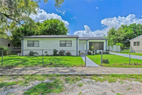 House in Miami Gardens, Florida 4 bedrooms, 152.64 sq.m. № 1933389 - photo 1