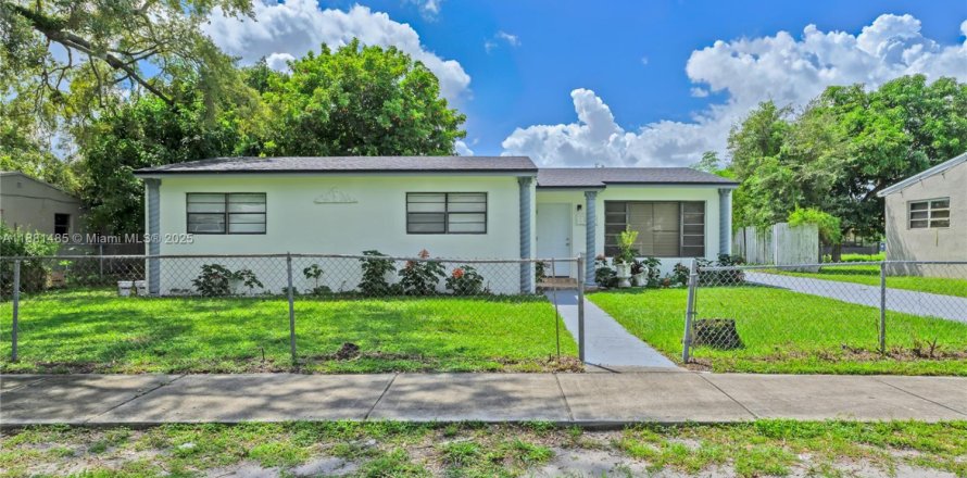 House in Miami Gardens, Florida 4 bedrooms, 152.64 sq.m. № 1933389