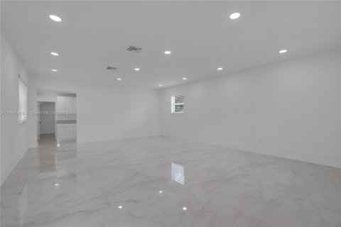 House in Miami Gardens, Florida 4 bedrooms, 152.64 sq.m. № 1933389 - photo 5