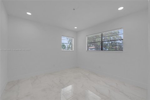 House in Miami Gardens, Florida 4 bedrooms, 152.64 sq.m. № 1933389 - photo 12