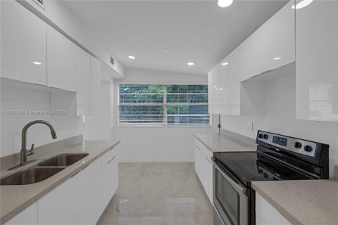 House in Miami Gardens, Florida 4 bedrooms, 152.64 sq.m. № 1933389 - photo 9