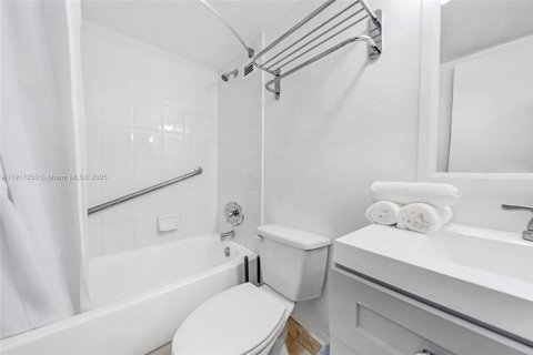 Condo in Sunny Isles Beach, Florida, 1 bedroom  № 1972086 - photo 20