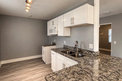 Immobilier commercial à vendre à Saint Petersburg, Floride: 4 chambres, 118.54 m2 № 2434620 - photo 6