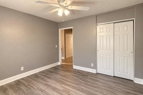 Immobilier commercial à vendre à Saint Petersburg, Floride: 4 chambres, 118.54 m2 № 2434620 - photo 8