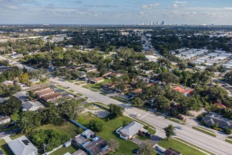 Immobilier commercial à vendre à Saint Petersburg, Floride: 4 chambres, 118.54 m2 № 2434620 - photo 17