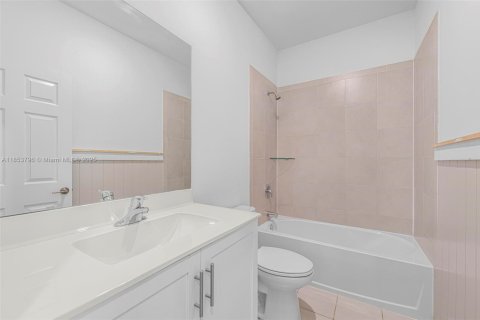 Adosado en venta en Miami, Florida, 3 dormitorios, 133.87 m2 № 1871859 - foto 25
