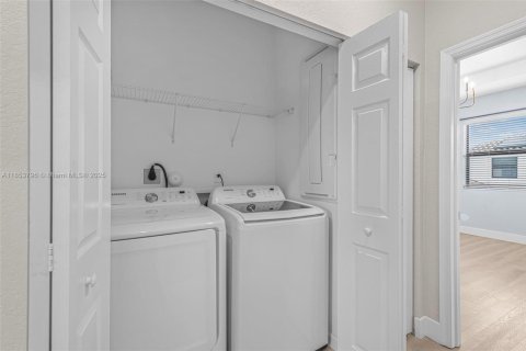 Adosado en venta en Miami, Florida, 3 dormitorios, 133.87 m2 № 1871859 - foto 16