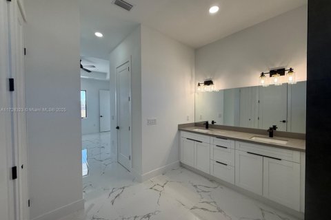Villa ou maison à vendre à Cape Coral, Floride: 4 chambres, 161.19 m2 № 2078443 - photo 19