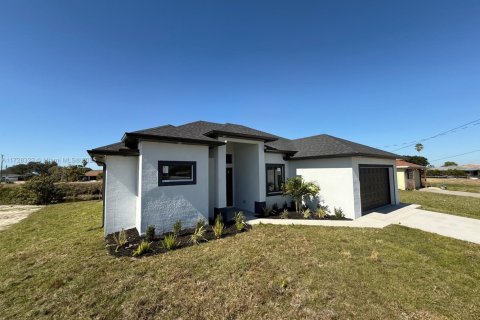 Villa ou maison à vendre à Cape Coral, Floride: 4 chambres, 161.19 m2 № 2078443 - photo 3