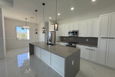 Villa ou maison à vendre à Cape Coral, Floride: 4 chambres, 161.19 m2 № 2078443 - photo 7