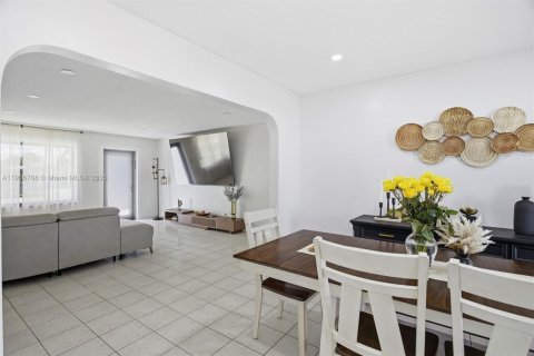 House in Hollywood, Florida 3 bedrooms, 126.35 sq.m. № 2082030 - photo 12
