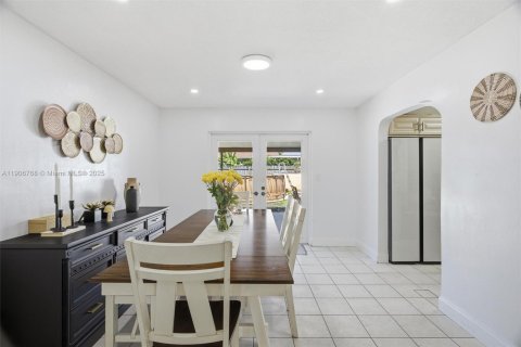 House in Hollywood, Florida 3 bedrooms, 126.35 sq.m. № 2082030 - photo 10